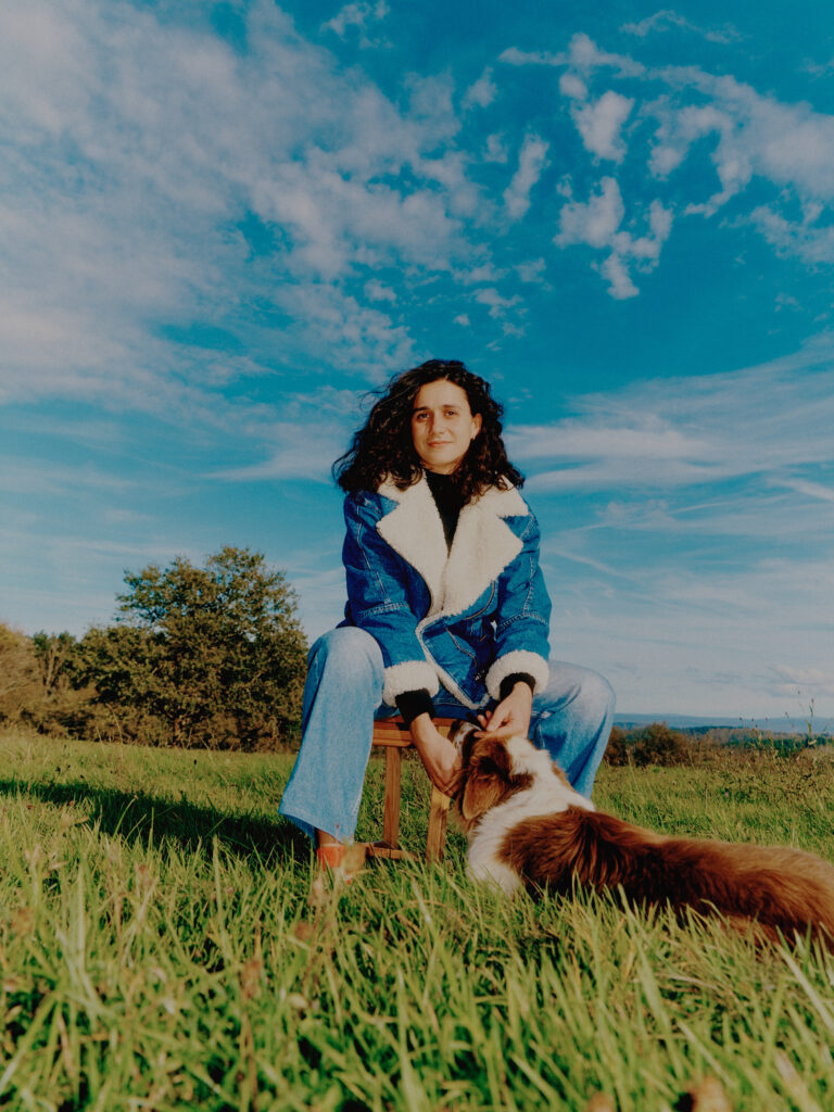 Louise Courvoisier, réalisatrice de Vingt-Dieux, dans sa ferme familiale de Cressia, photographiée par Julien Liénard pour TROISCOULEURS