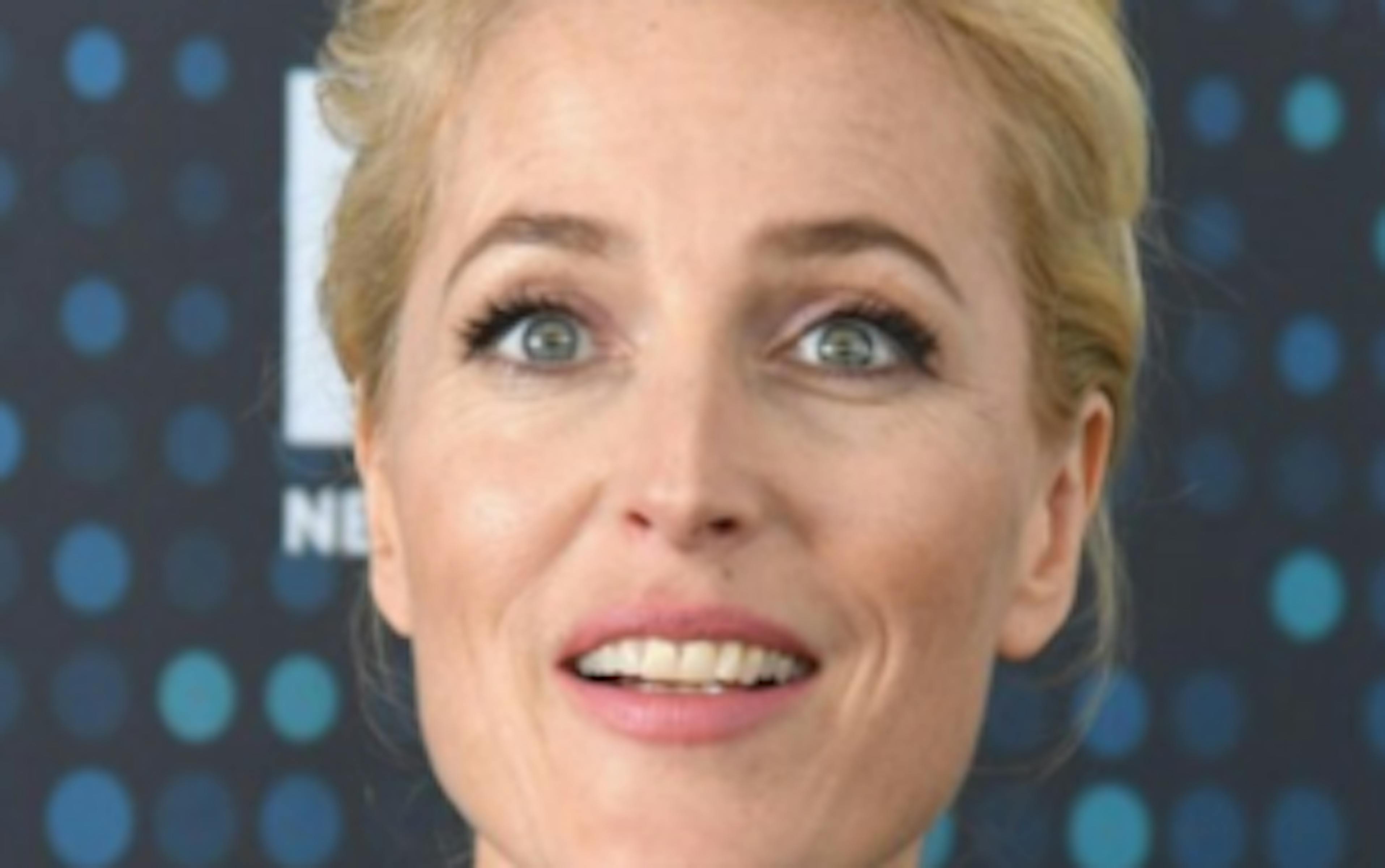 mjnjzmqwmdatzdkyms00m2qxltg1zdytn2i0otfmmdzmyja0 gillian anderson 920x585 une