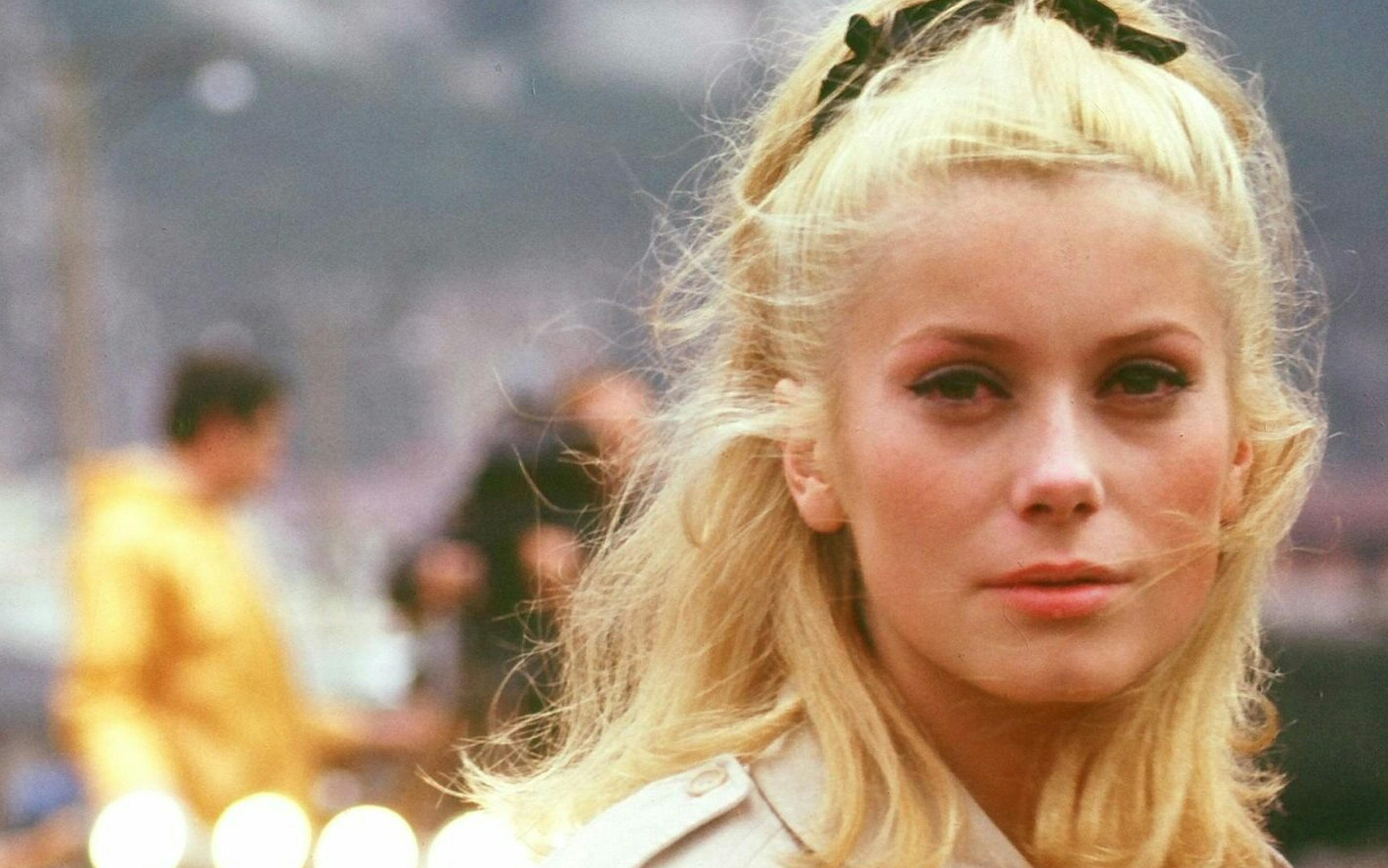 odq2mzbjnzctyjflms00nthmlwfjyzutmjvkm2y3ywzhmjkw 15 catherine deneuve dans les parapluies de cherbou