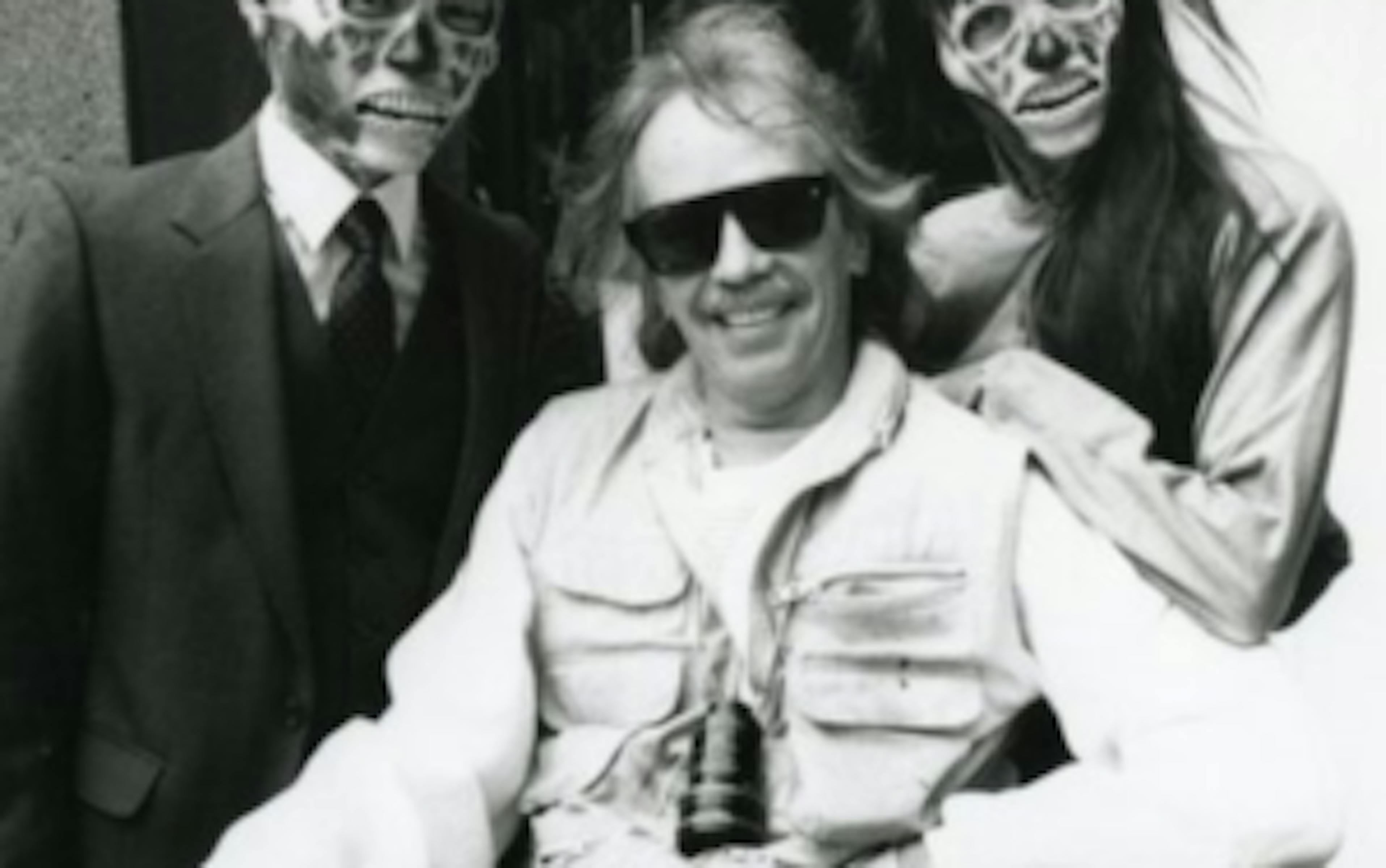 ztvlzdcxndutytizmi00y2e0lwe1ymmtotg4mzuyngi4nme2 john carpenter on the set of they live une