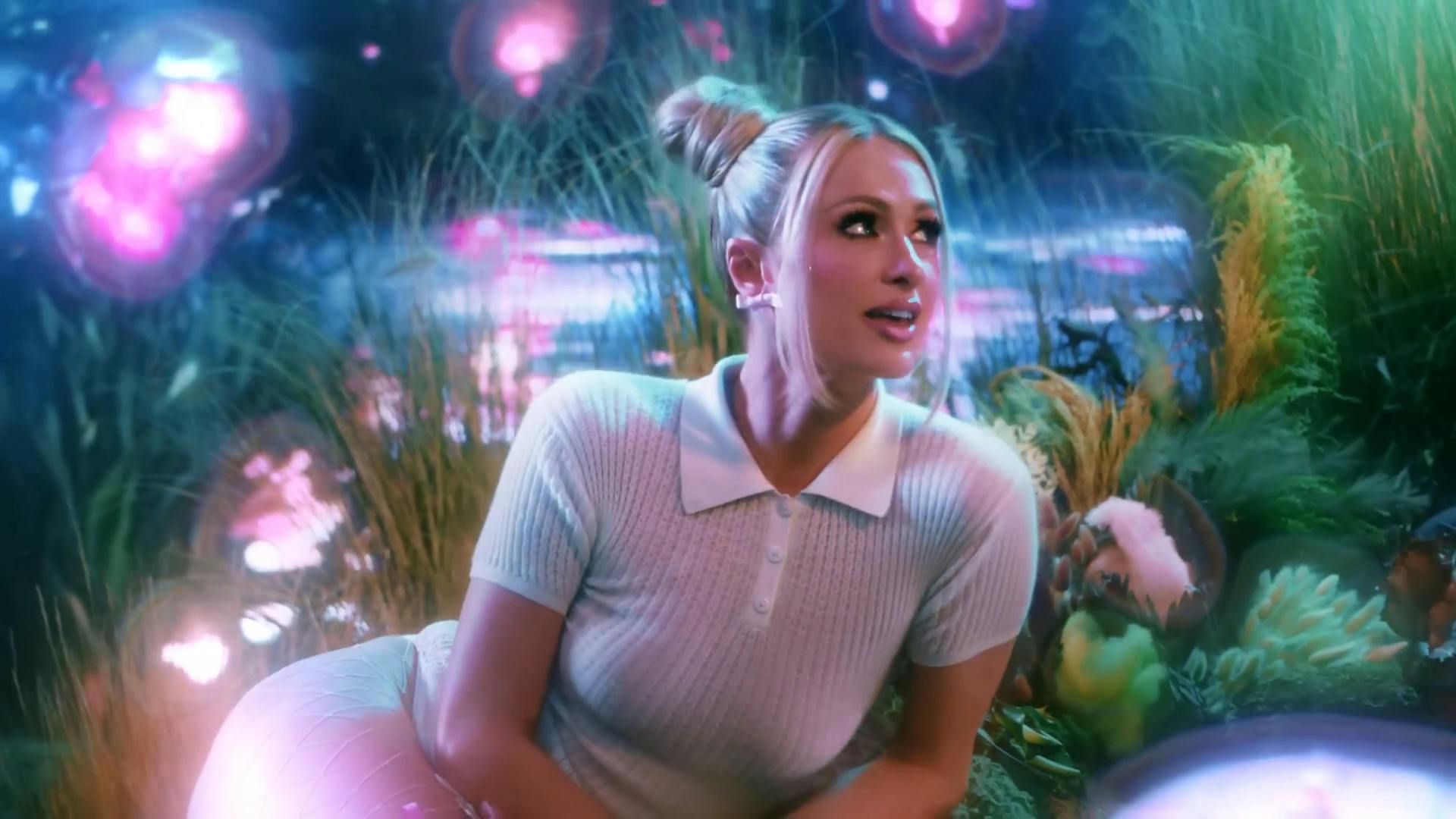 Paris Hilton dans le vidéoclip « ADHD »