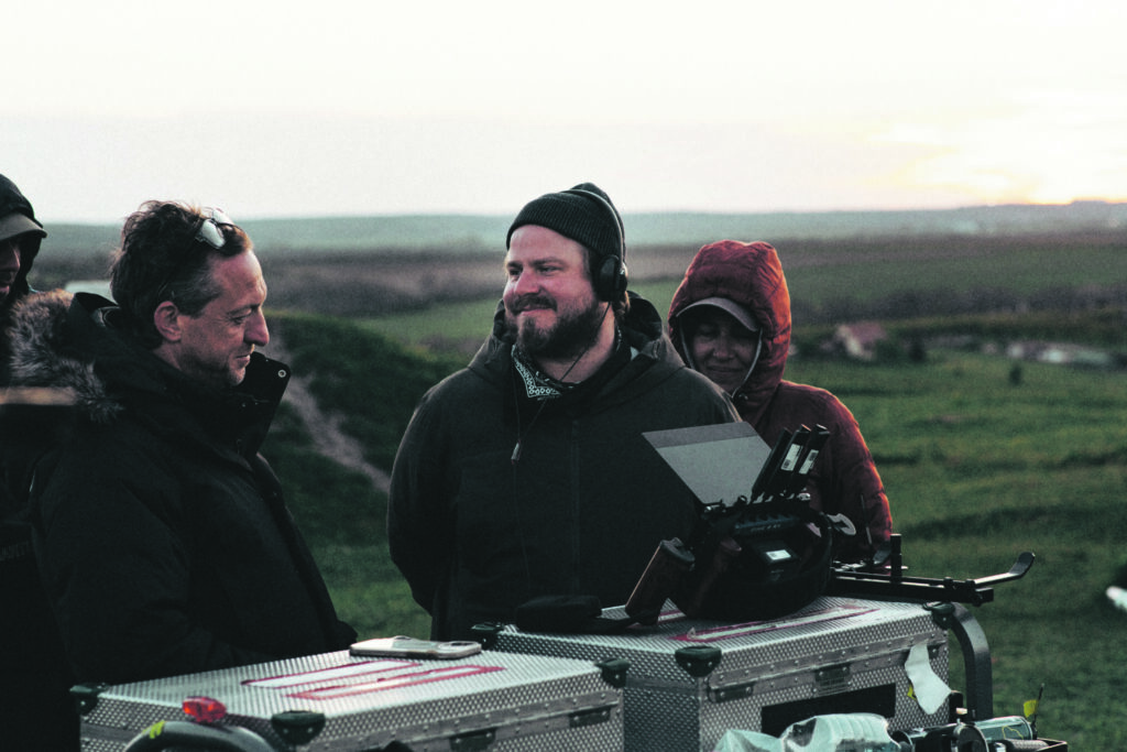 Brady Corbet (au centre) sur le tournage de "The Brutalist" (c) DR