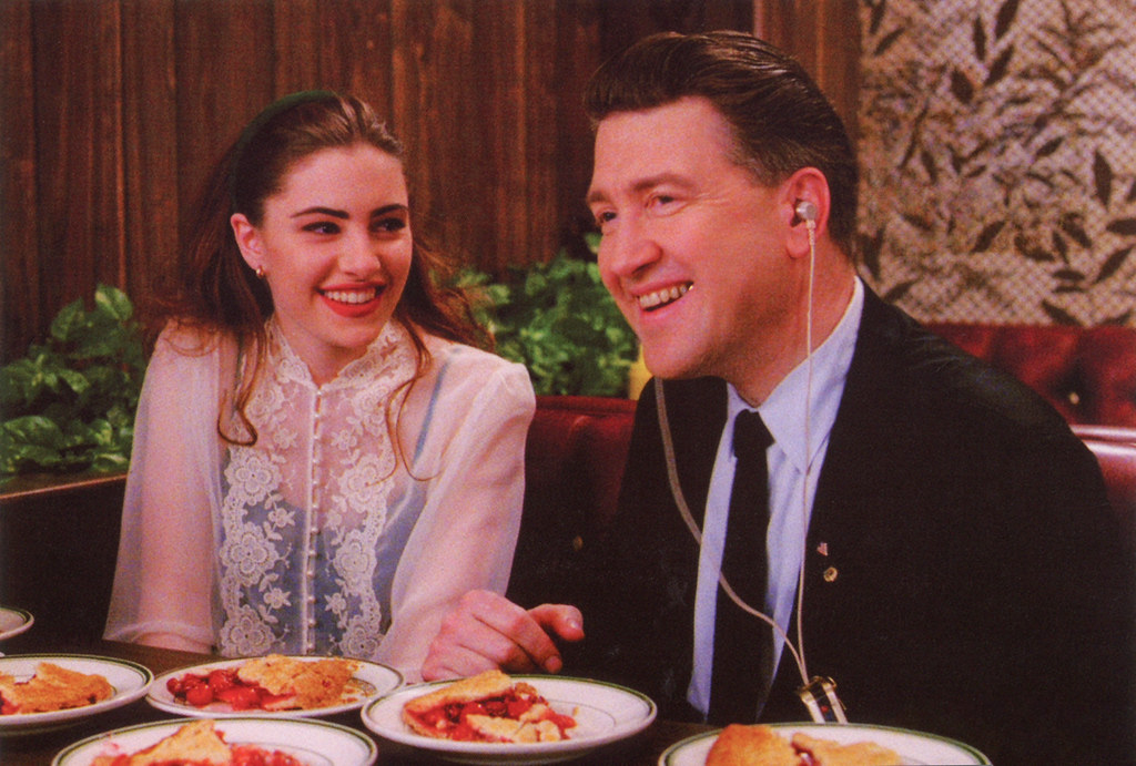 Mädchen Amick et David Lynch sur le tournage de "Twin Peaks" 