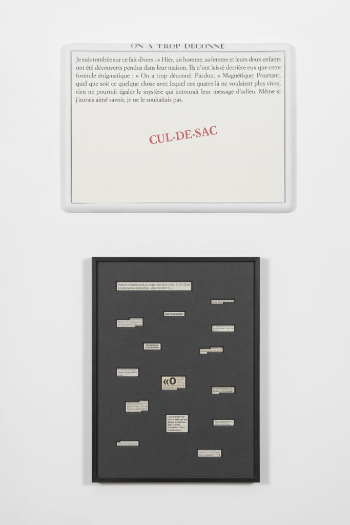 Sophie Calle, On a trop déconné - Cul de sac, 2023. Plaque en porcelaine, texte encadré, 36,5 × 50cm, 50 × 38 cm. Texte encadré, paroles encadrées. © Adagp, Paris 2025. © Claire Dorn. Collection Perrotin, Paris.
