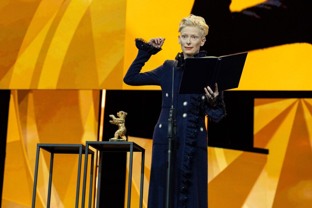 Tilda Swinton en recevant son Ours d'or honorifique © Richard Hübner / Berlinale 2025